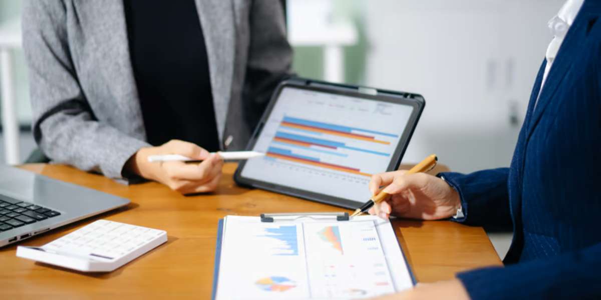Rendez-vous entre un conseiller en gestion de patrimoine et un client pour un bilan patrimonial