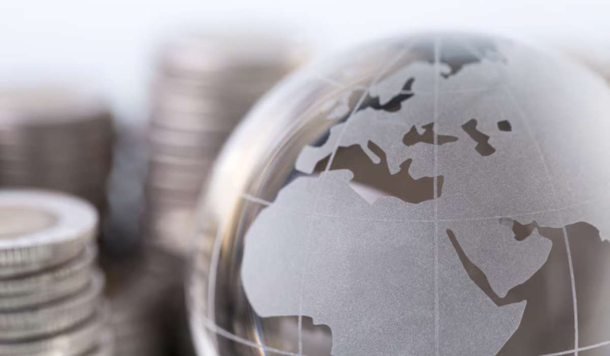 Conseiller en gestion de patrimoine spécialisé en fiscalité internationale échangeant avec un client expatrié