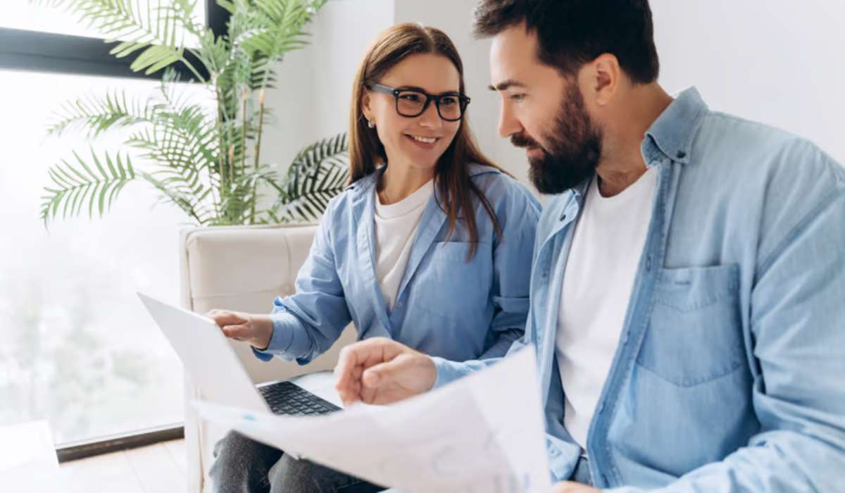 Couple consultant des documents financiers ensemble